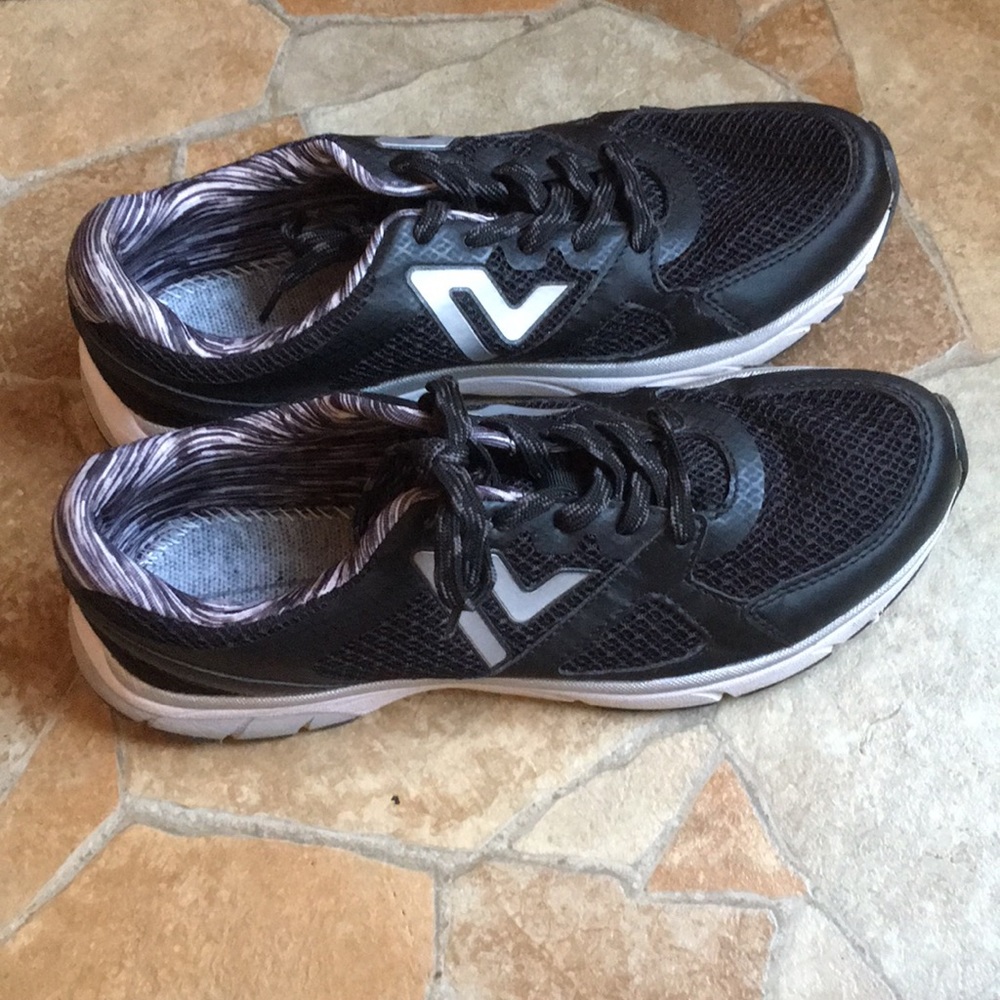 Black womens vionic shoes without insoles size 11